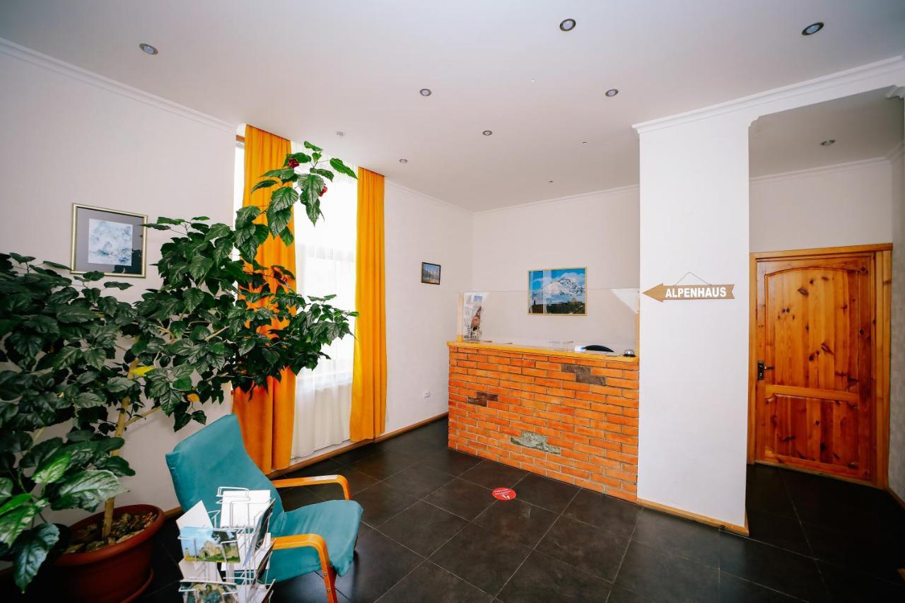 Alpenhaus Kazbegi Hotel & Restaurant Ngoại thất bức ảnh