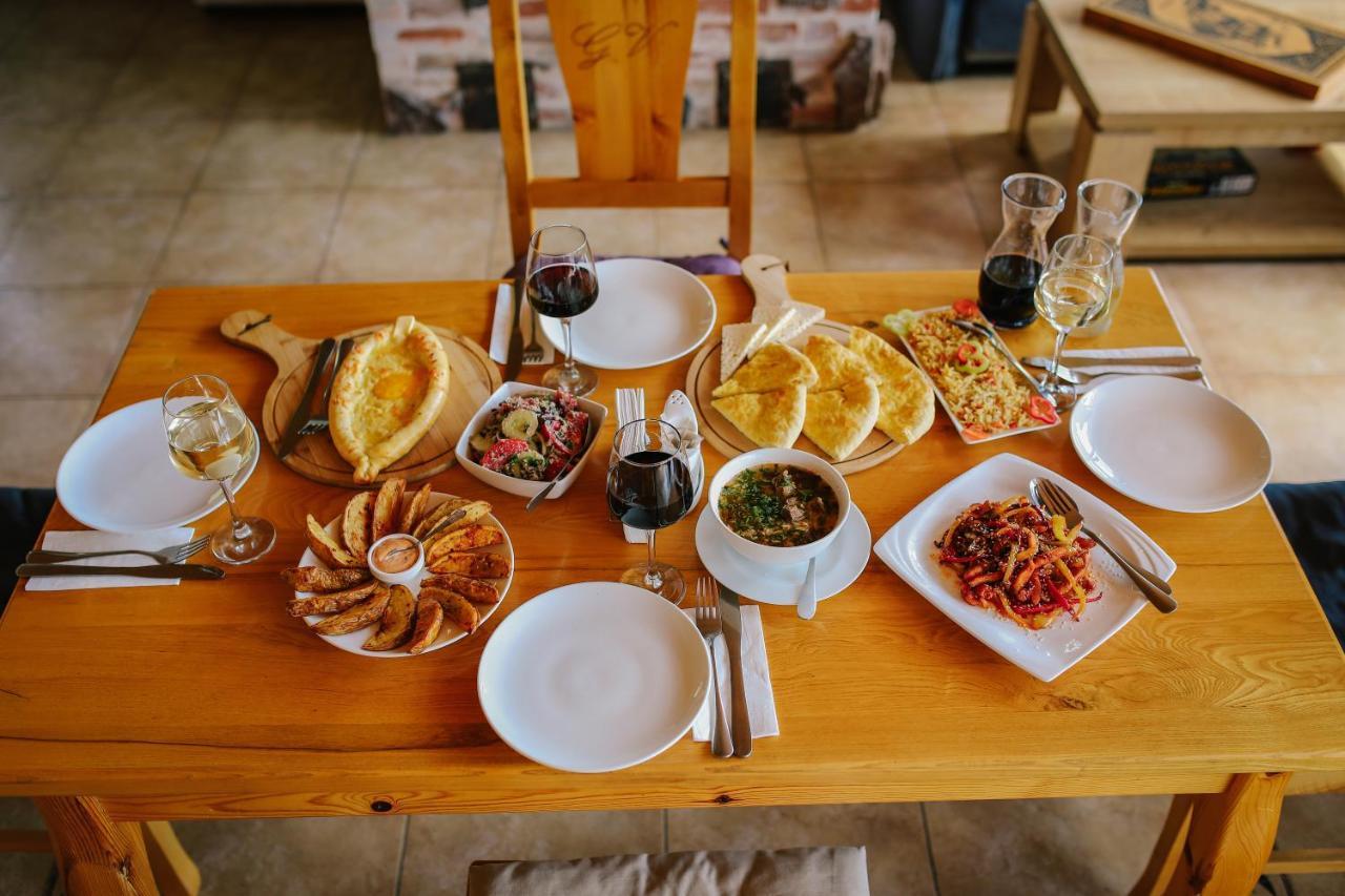 Alpenhaus Kazbegi Hotel & Restaurant Ngoại thất bức ảnh